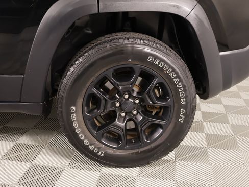 Used 2020 Jeep Cherokee Trailhawk AWD/4WD image 18