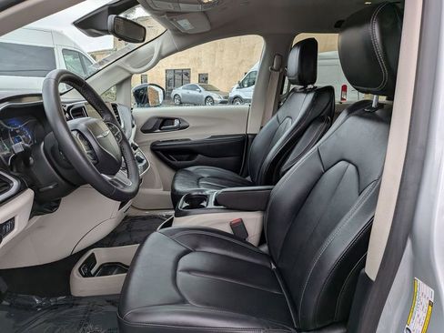 Used 2024 Chrysler Pacifica Touring-L image 15