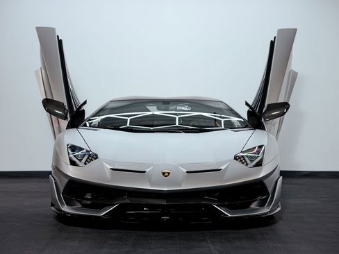 Used 2021 Lamborghini Aventador SVJ image 3