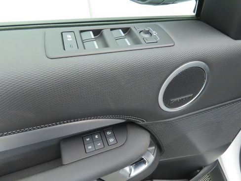 Used 2024 Land Rover Discovery Dynamic SE image 23