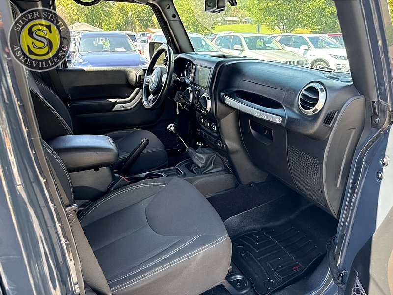 Used 2016 Jeep Wrangler Unlimited Sahara w/ Connectivity Group AWD/4WD image 16