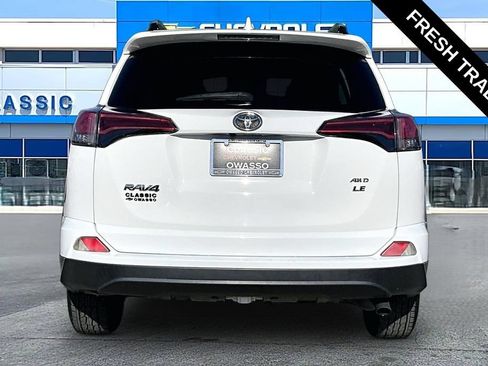 Used 2018 Toyota RAV4 LE AWD/4WD image 4