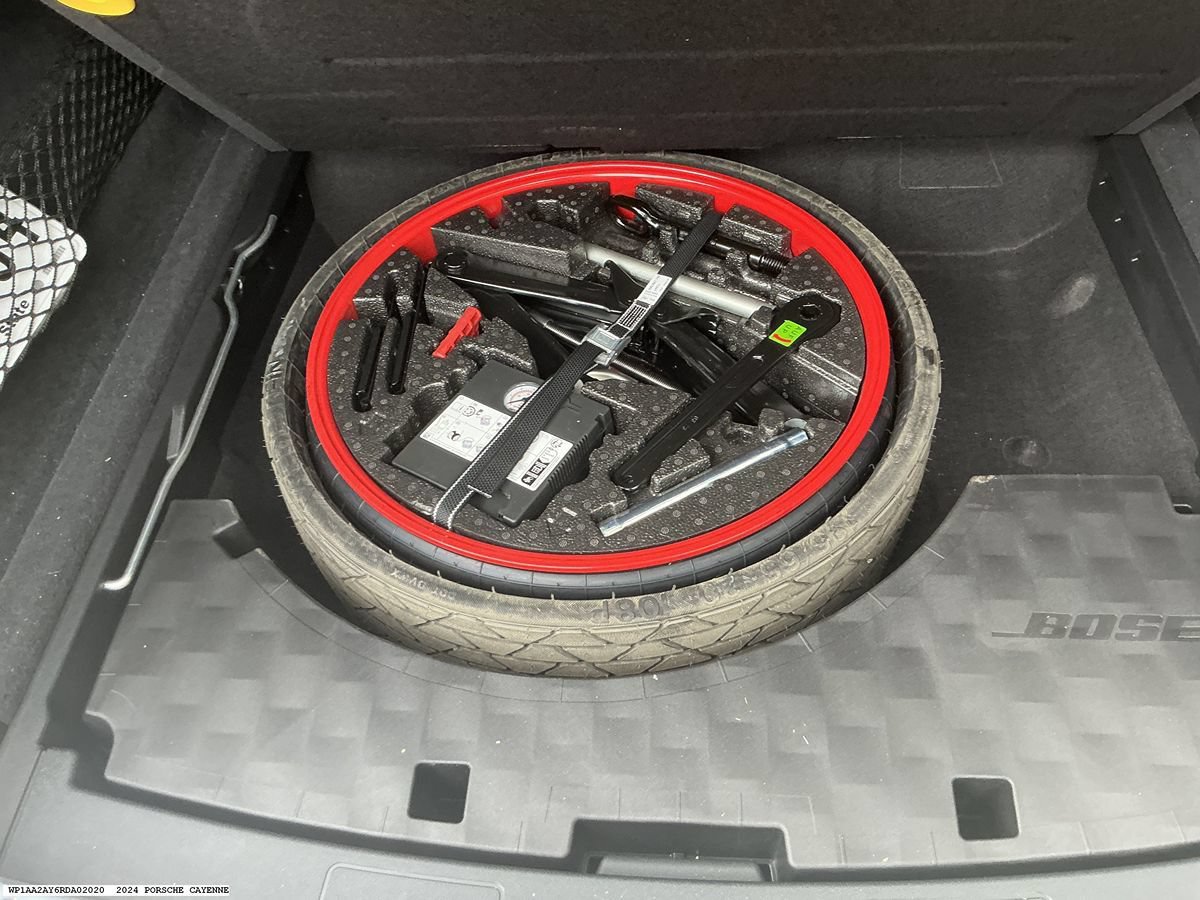 Used 2024 Porsche Cayenne AWD/4WD image 13