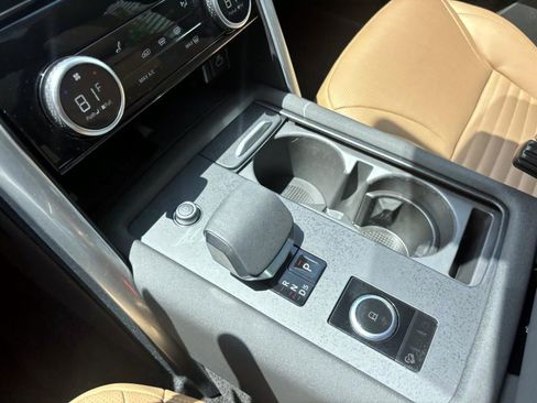 Used 2025 Land Rover Discovery Dynamic SE AWD/4WD image 18