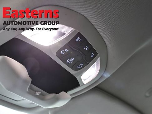 Used 2023 Chrysler Pacifica Touring-L FWD image 21