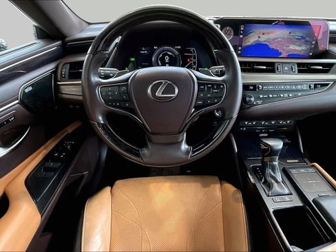 Used 2020 Lexus ES 300h Ultra Luxury w/ Accessory Package FWD image 5