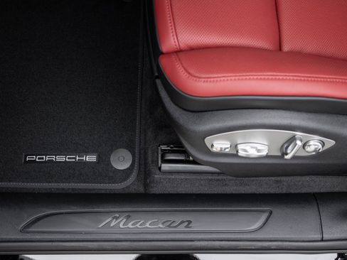 Certified 2026 Porsche Macan image 21