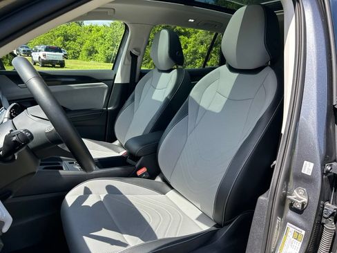 Certified 2025 Volkswagen Tiguan SE w/ Panoramic Sunroof Package AWD/4WD image 21