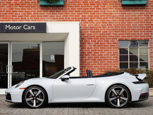 Used 2025 Porsche 911 Carrera RWD image 4