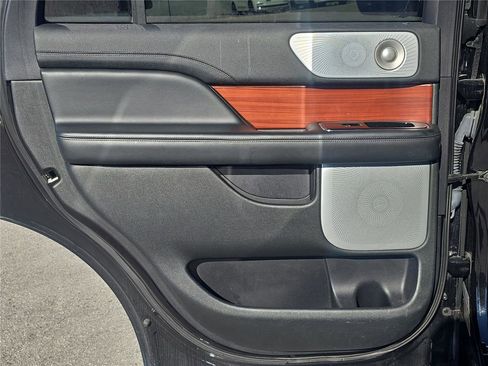 Used 2020 Lincoln Navigator Reserve w/ Luxury Package image 13