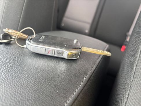 Used 2025 Kia Soul LX w/ LX Technology Package FWD image 21