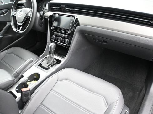 Used 2022 Volkswagen Passat 2.0T SE image 15