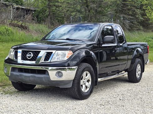 Used 2010 Nissan Frontier SE w/ SE Value Truck Pkg AWD/4WD image 2