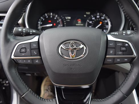 Used 2021 Toyota Highlander XLE AWD/4WD image 13
