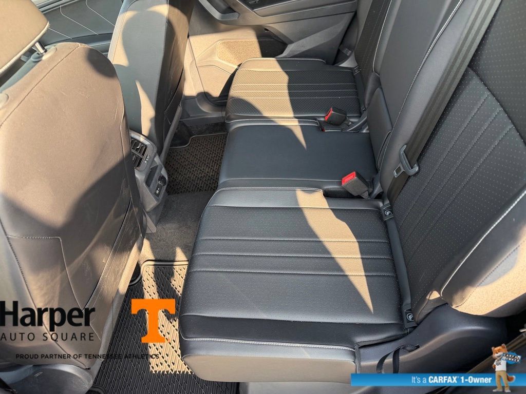 Used 2024 Volkswagen Tiguan SE w/ Panoramic Sunroof Package FWD image 9