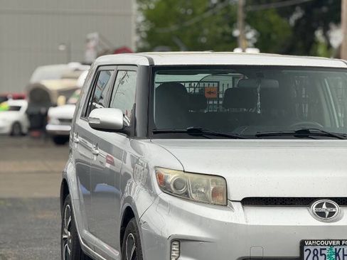 Used 2014 Scion xB FWD image 3