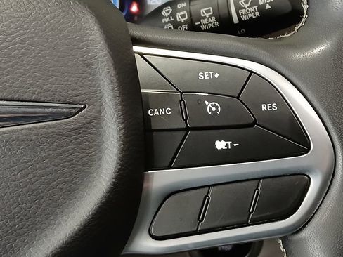 Used 2023 Chrysler Voyager LX image 30