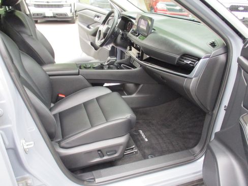 Used 2025 Nissan Rogue SL AWD/4WD image 16