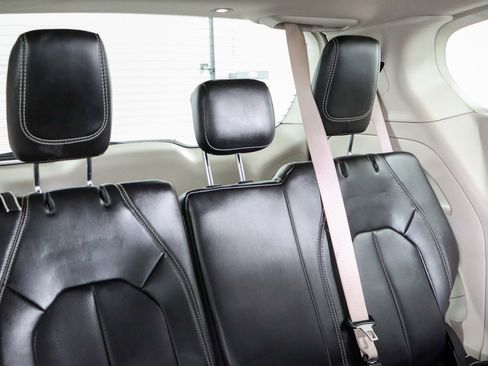 Used 2023 Chrysler Pacifica Touring-L image 29