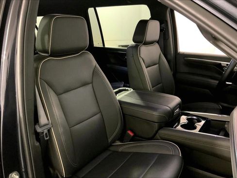 Used 2025 Chevrolet Suburban Premier image 7