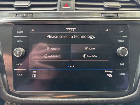 Used 2022 Volkswagen Tiguan SE w/ Panoramic Sunroof Package image 11