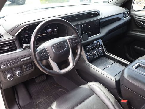 Used 2022 GMC Yukon Denali w/ Denali Ultimate Package AWD/4WD image 12
