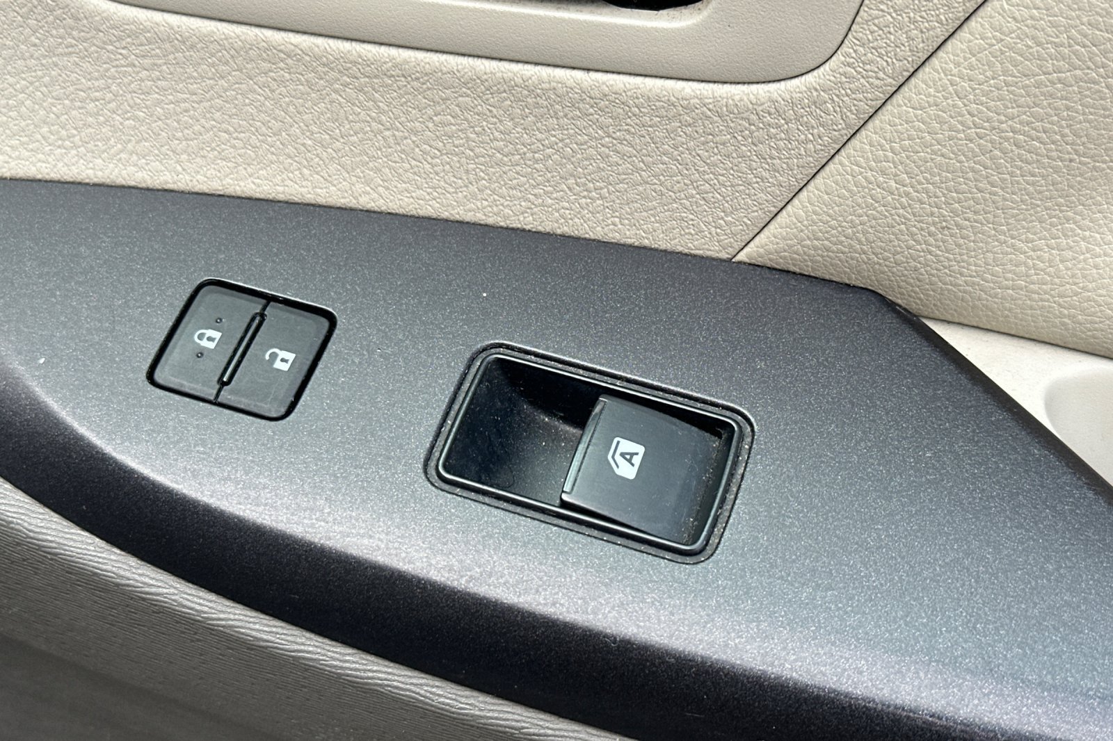 Used 2015 Toyota Sienna LE FWD image 23