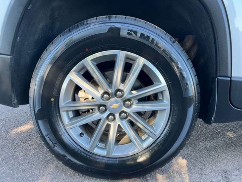 Used 2022 Chevrolet Traverse LT image 11