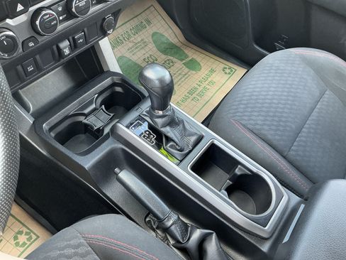 Used 2021 Toyota Tacoma SR5 AWD/4WD image 23