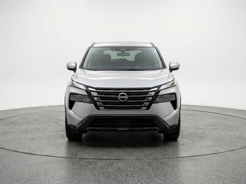 Used 2025 Nissan Rogue SV image 2