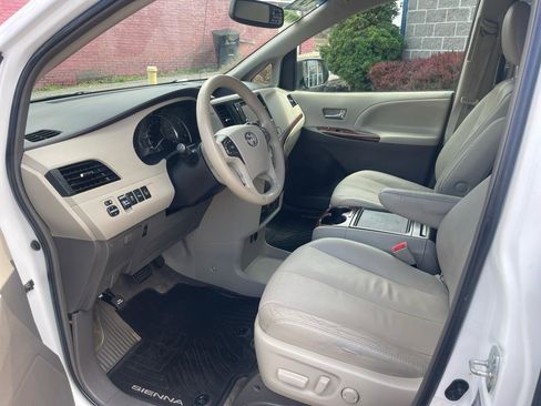 Used 2013 Toyota Sienna XLE w/ Entertainment Pkg FWD image 12