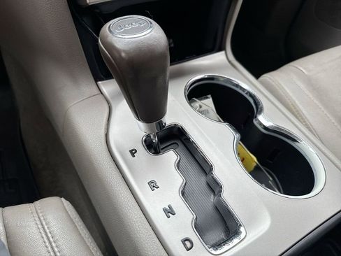 Used 2011 Jeep Grand Cherokee Laredo image 16