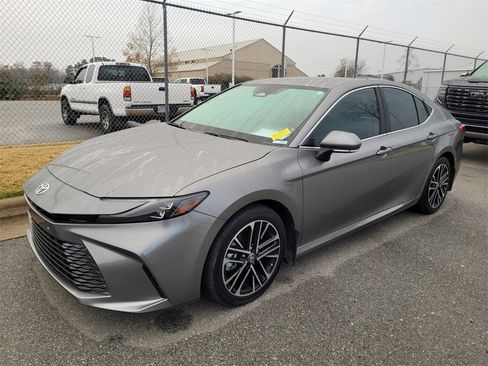 Used 2025 Toyota Camry XLE image 3