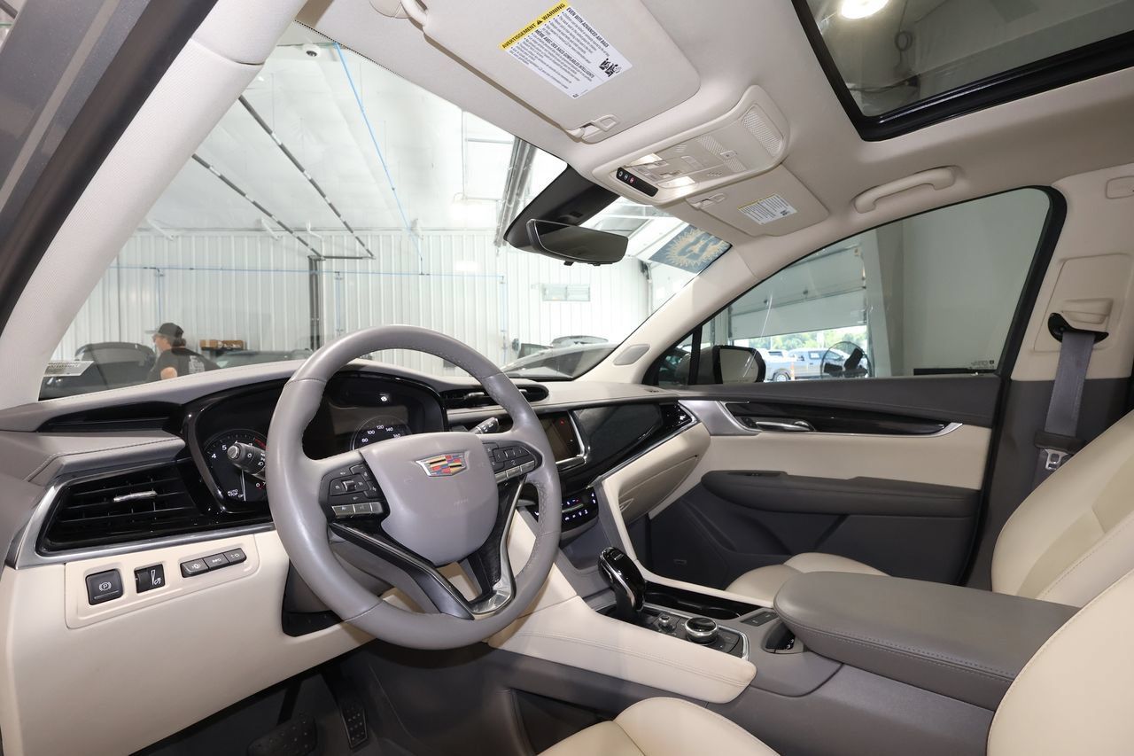 Used 2023 Cadillac XT6 Premium Luxury w/ Technology Package AWD/4WD image 9