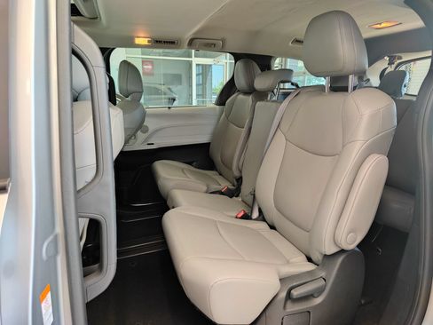 Used 2025 Toyota Sienna XLE FWD image 10