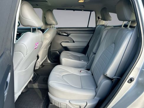 Certified 2023 Toyota Highlander XLE FWD image 30