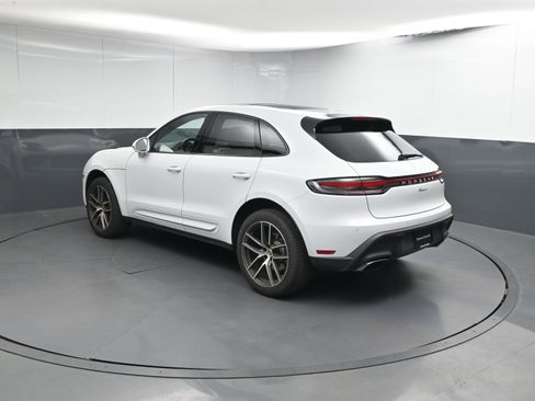 Certified 2025 Porsche Macan image 3