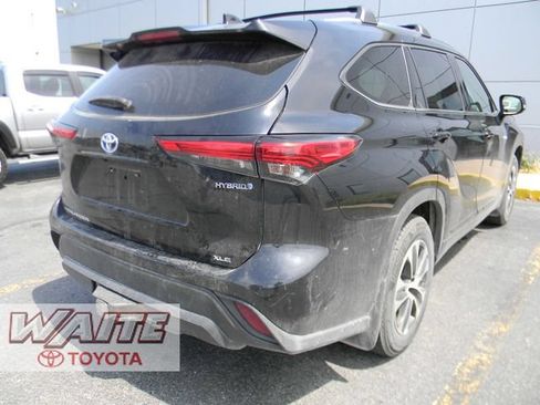 Used 2021 Toyota Highlander XLE AWD/4WD image 2