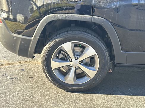 Used 2021 Jeep Cherokee Limited image 16