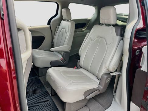 Used 2020 Chrysler Pacifica Touring-L Plus w/ Advanced Safetytec Group FWD image 24