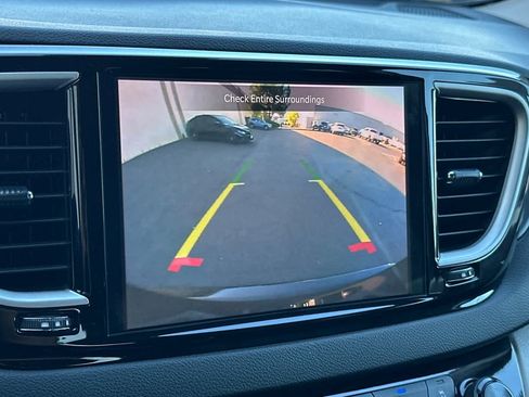Used 2024 Chrysler Pacifica Touring-L FWD image 22