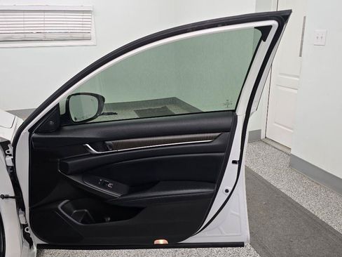 Used 2018 Honda Accord Touring image 26