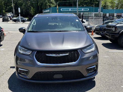 Used 2023 Chrysler Pacifica Touring-L FWD image 7