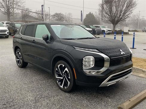 Used 2024 Mitsubishi Outlander SE image 1