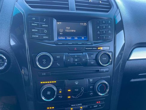 Used 2017 Ford Explorer XLT image 9