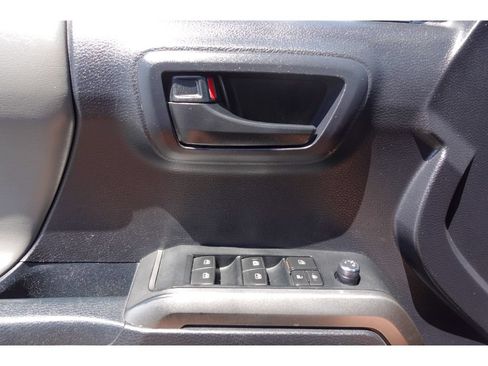 Used 2018 Toyota Tacoma SR5 RWD image 12