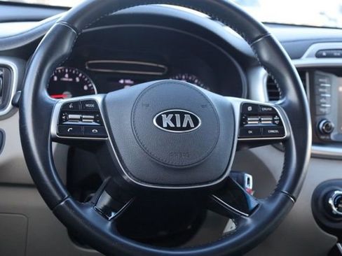 Used 2019 Kia Sorento LX w/ LX Convenience Package image 3