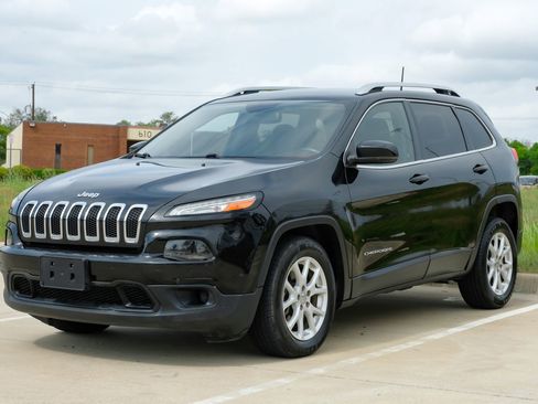 Used 2017 Jeep Cherokee Latitude w/ Safety/Convenience Group FWD image 6