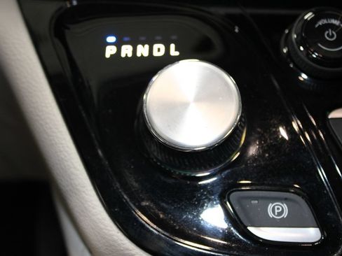 Used 2023 Chrysler Pacifica Limited FWD image 49