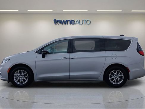 Used 2024 Chrysler Pacifica Touring-L FWD image 2